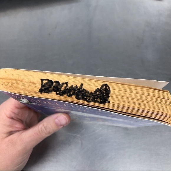 Vintage A Wrinkle in Time by: Madeleine L'Engle, paperback book - Picture 6 of 6